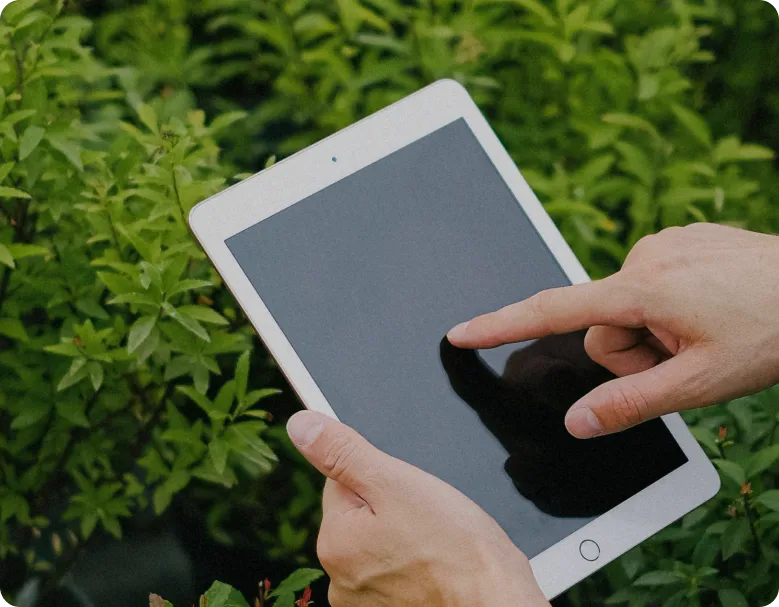 圖片：雙手操作 iPad